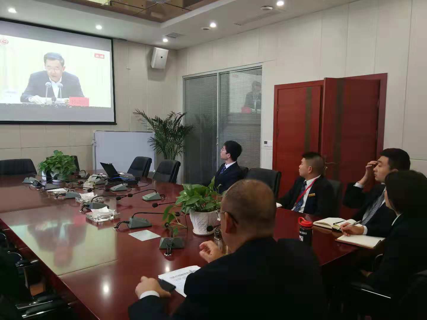 思南長征村鎮(zhèn)銀行集中觀看《中國共產(chǎn)黨紀(jì)律處分條例》專題講座