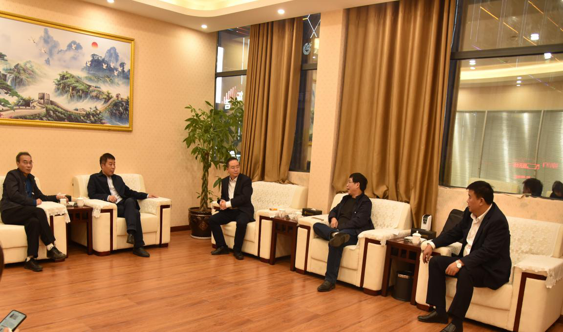 人民銀行銅仁市中心支行行長(zhǎng)任向陽(yáng) 一行蒞臨思南長(zhǎng)征村鎮(zhèn)銀行調(diào)研 民營(yíng)企業(yè)金融服務(wù)